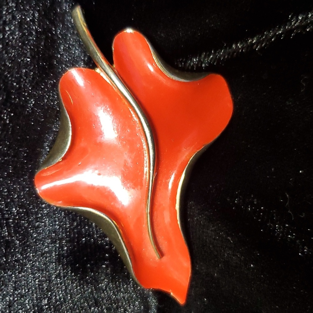 Retro red and gold Enamel leaf brooch. - Picture 3 of 5